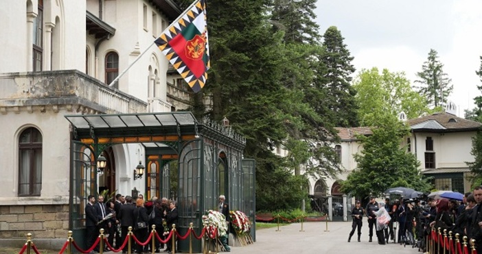 В двореца Врана е траурната церемония по посрещане на ковчега