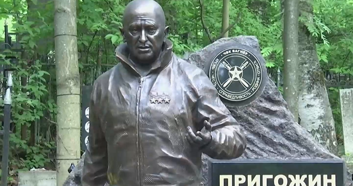 Стопакадър Нова ТвПочетоха паметта на руски милиардер Стотици поднасят цветя на
