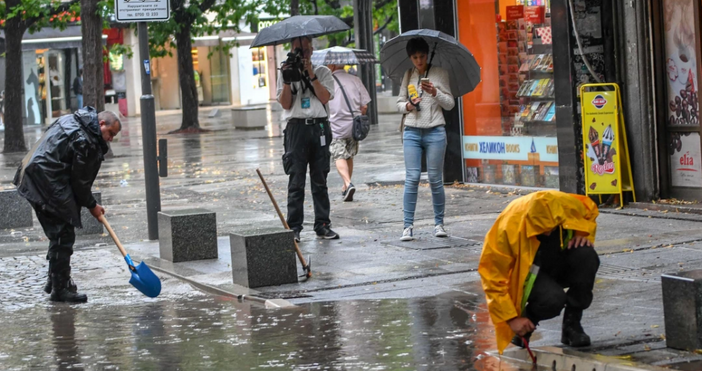 Коварно време в столицата Мощна буря се развихри в София Улиците на столицата се превърнаха в реки  след изсипалия се обилен дъжд