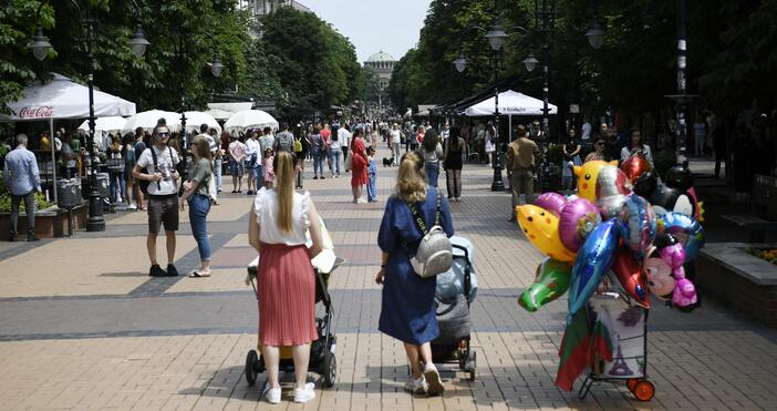 В София, на бул.“Витоша“ посока центъра, пешеходци и автомобили спряха