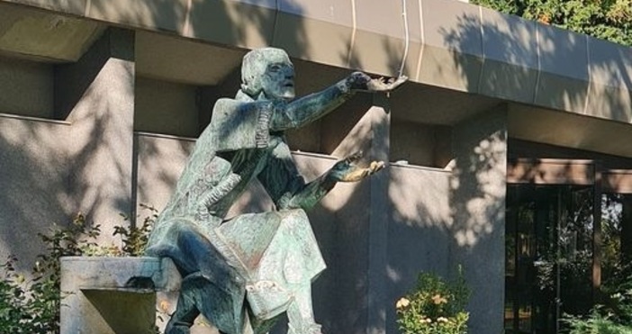 Статуята на великия полски астроном и математик Николай Коперник пред