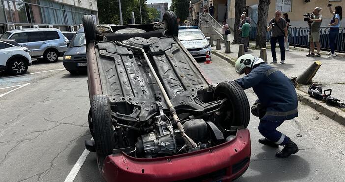 Възрастен шофьор обърна колата си по таван до Младежкия дом