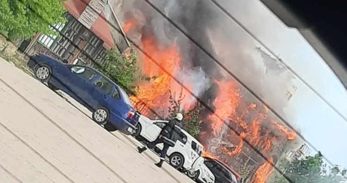 Огромен пожар в момента на бул Цар Освободител във Варна Горят