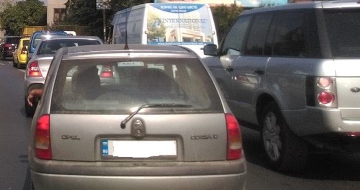 Голямо задръстване се е образувало заради катастрофа на ул Девня