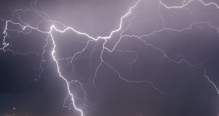 През нощта в Централна и Източна България ще продължи да