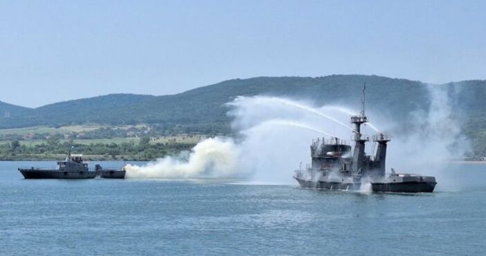 Снимки ВМСНаши бойни кораби навлязоха в морето Продължава наситеното с много