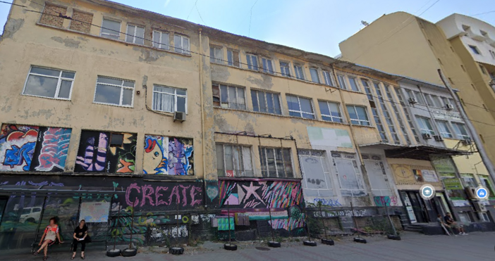 Една от емблематичните сгради във Варна бившата Полиграфия ще