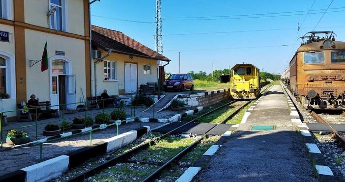 Бърз влак прегази двама работници на БДЖ в Плевенско. Инцидентът