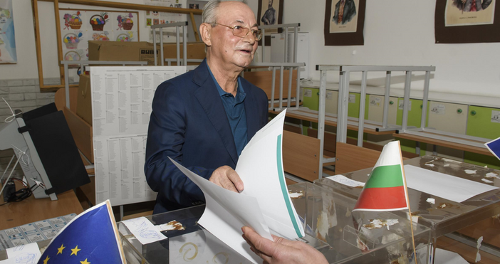 снимки Почетният председател на ДПС Ахмед Доган гласува рано сутрин