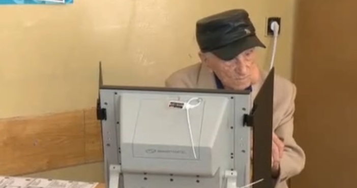 Най възрастният избирател във Варна гласува машинно в училище Ал С