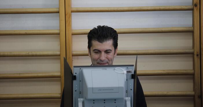 Съпредседателят на ПП Кирил Петков гласува в 133-то СУ Александър