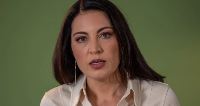 Деси Стоянова упорито крие близнаците си, които вече са в