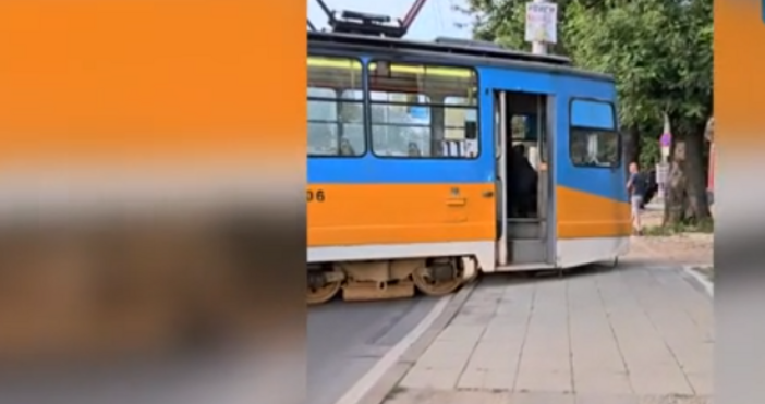 Трамвай по линия №11 в София излезе от релсите и