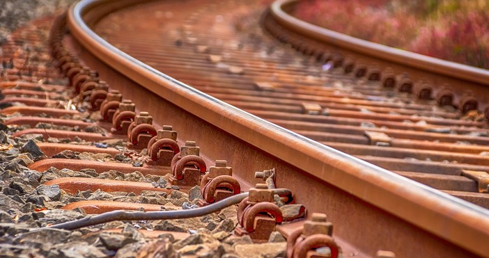 Пътнически влак дерайлира между гарите Копривщица и Антон предаде кореспондентът