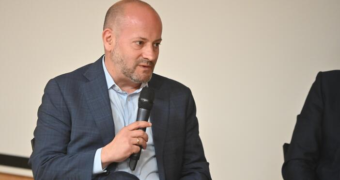 Радан Кънев връща семейството си в България, след като бе