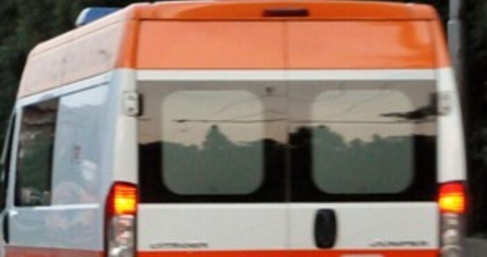 Автобус пълен с деца се удари в  такси на гара