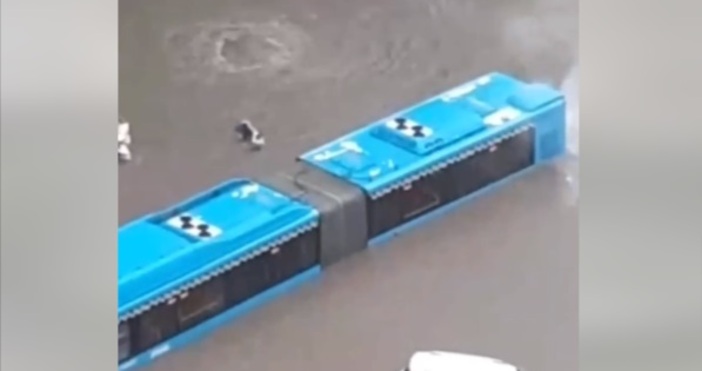 В Москва след проливните дъждове улиците бяха наводнени Обявено е извънредно