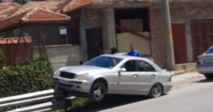 Мерцедес е направил каскада на улица Тодор Влайков във Варна