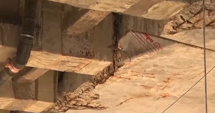 Парче бетон падна върху главата на млада столичанка под моста на