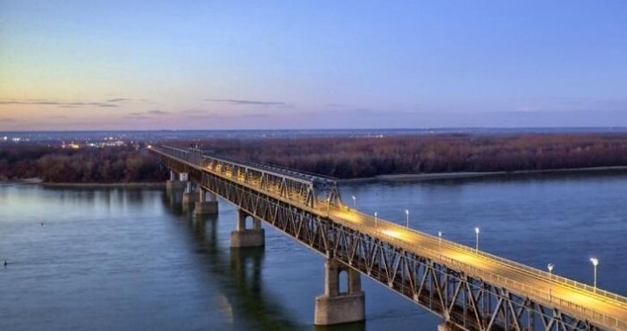 На 20 юни 1954 официално е открит първият мост между