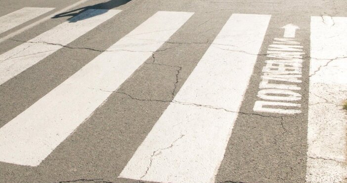 Лек автомобил блъсна непълнолетно момиче на пешеходна пътека в Сандански
