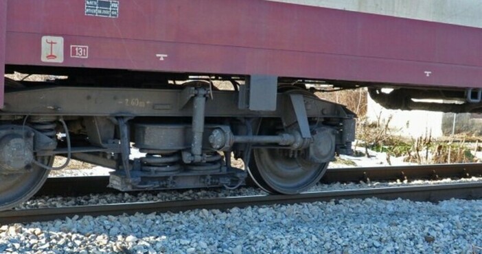 Товарен влак удари джип на жп прелез край село Полски