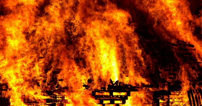 Продължава борбата с огнената стихия на много места в Гърция