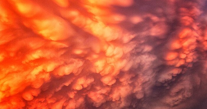 Илюстрация Уикипедия:Т.нар. Облаци на Апокалипсиса - Маматус надвиснаха над Западна