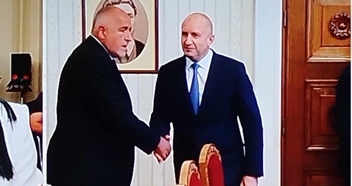 Лидерът на ГЕРБ Бойко Борисов лично отиде в президентството за
