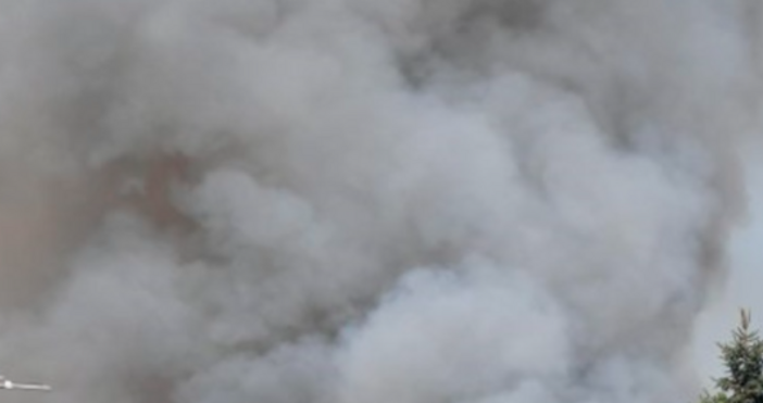 Гъсти облаци дим заради огромен пожар се носят над Аврен