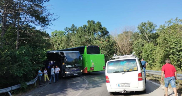 Инцидент между два автобуса на пътя Варна Албена на емблематичните