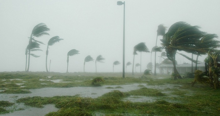 Ураганът Берил буря от втора степен връхлетя най популярните туристически
