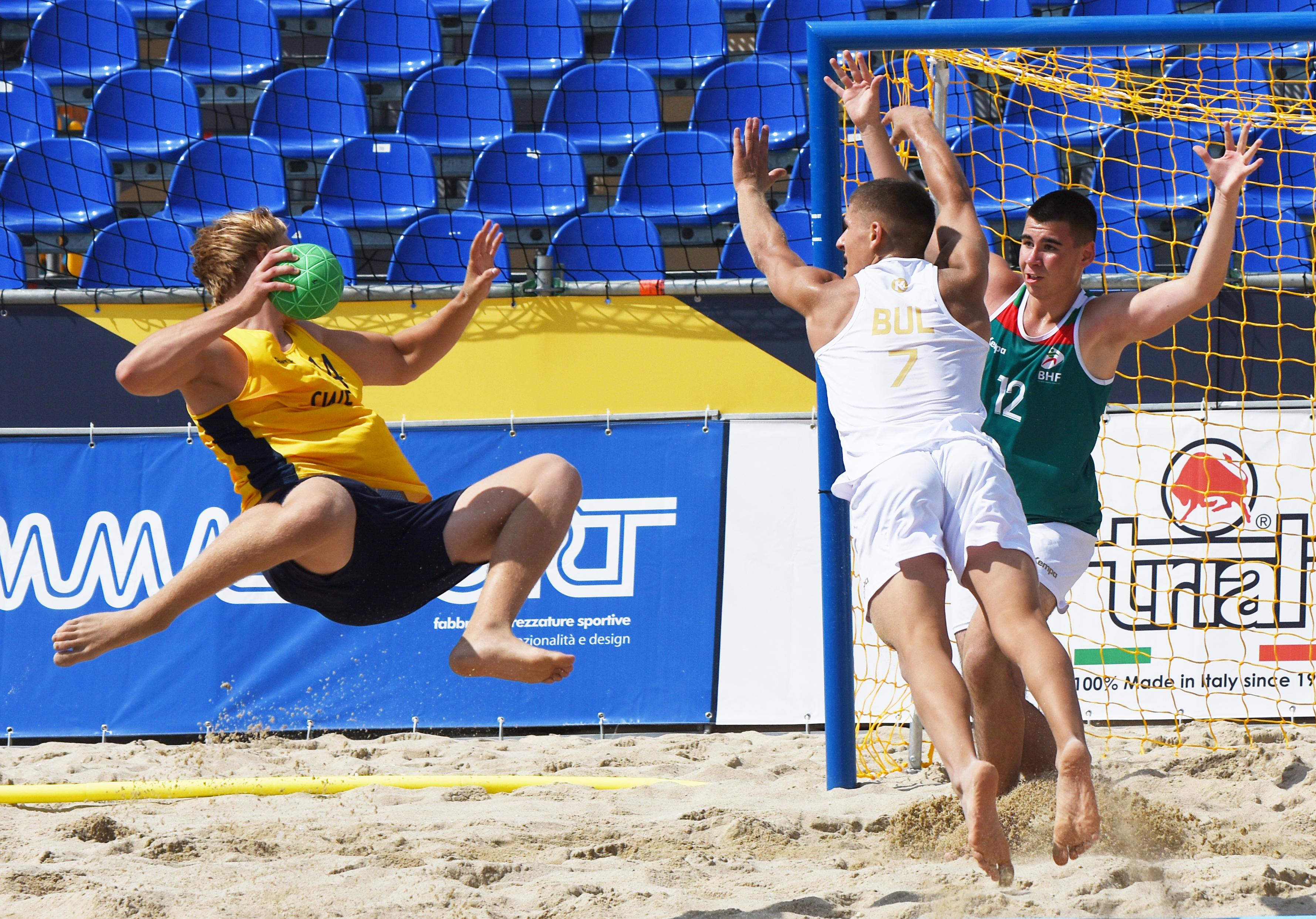 България спечели първия си мач от втората групова фаза на Европейското по плажен хандбал за юноши