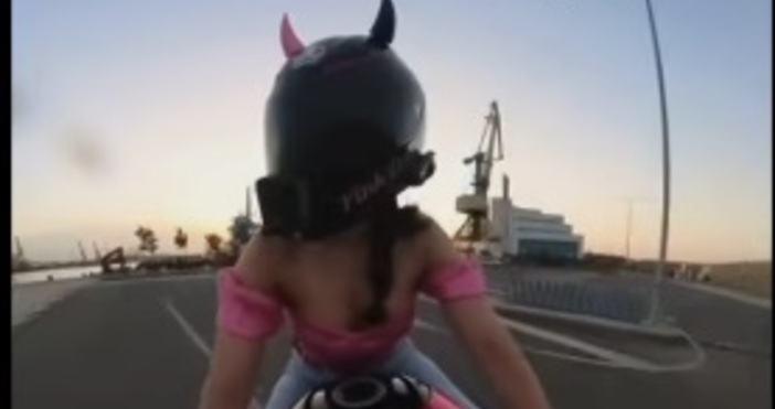 Екстравагантна красавица яхнала мощен розов мотор предизвиква смут в Бургас