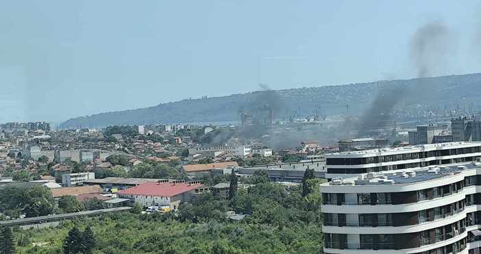 Облаци дим се носят над района на Крайезерния път във