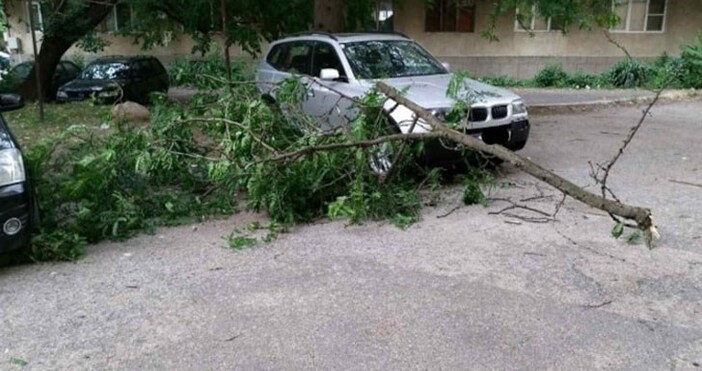 Силна буря с мощни пориви на вятъра дъжд и градушка