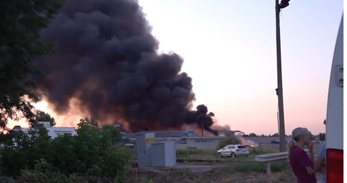 Пожар пламна в склад на завод за преработка на пластмасови отпадъци до село Царацово