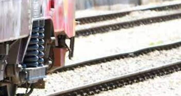 Малко след 13 20 ч е възстановено движението на пътнически и