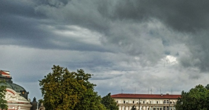 Във Варна притъмня Облаците се движат интензивно наблюдават се поредица кратки