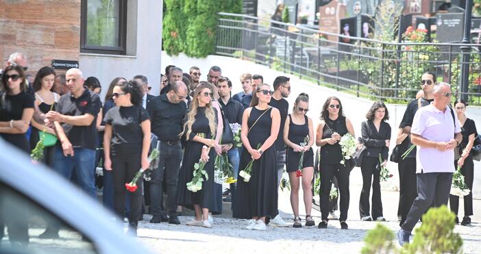 снимки Десетки хора си взеха последно сбогом с доц. Петър