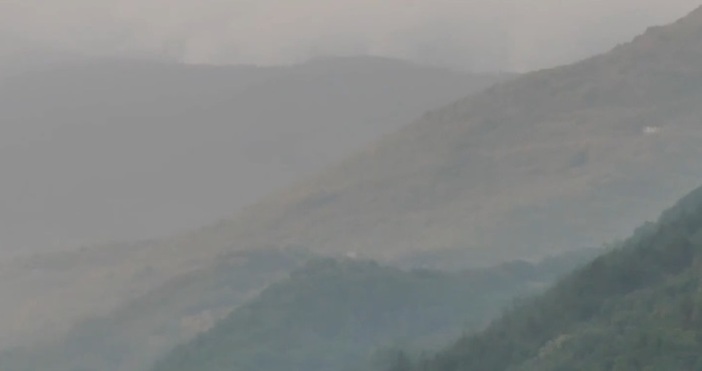 Продължава гасенето на пожара в граничната планина Славянка каза за Радио