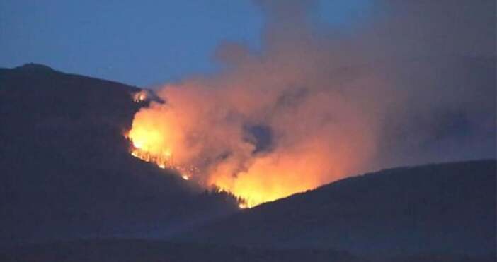 Пожарът в планината Славянка продължава да е активен от изток