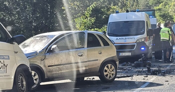 Общо четирима души са пострадали при вчерашната катастрофа по пътя