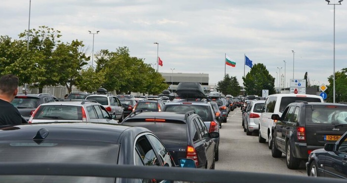 Интензивен е трафикът на някои от граничните пунктове с Румъния