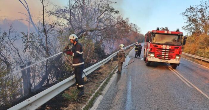 Продължава борбата с пожарите по места. Ограничено беше разрастването на