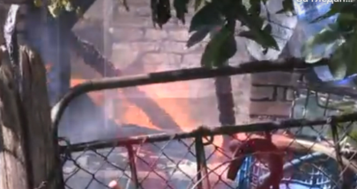 Голям пожар избухна тази сутрин във вилна зона Касева чешма