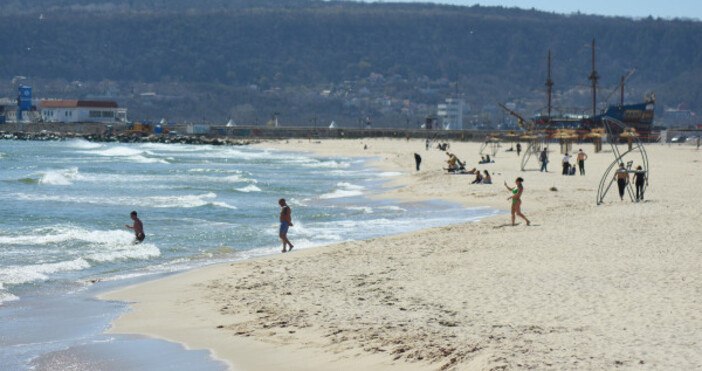 Част от Централния плаж във Варна в близост до ресторант