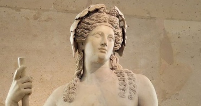 архив УикипедияБронзова апликация на бог Дионис изскочи при разкопките