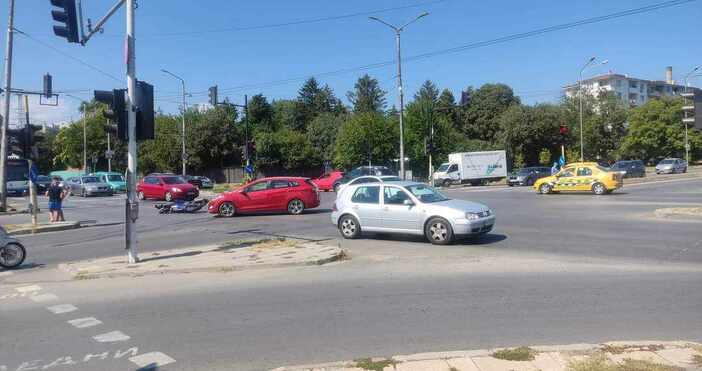 Катастрофа с мотор и лек автомобил е станала на булевард