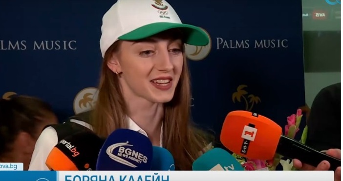 Малко след полунощ стотици фенове посрещнаха родните ни гимнастички на